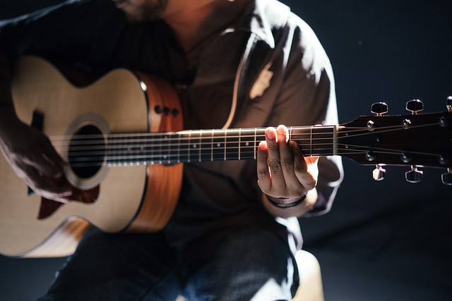 Revoluční a jedinečný kurz vás naučí hrát na kytaru