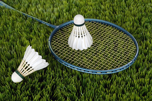 Jak se od sebe liší tenisová a badmintonová raketa